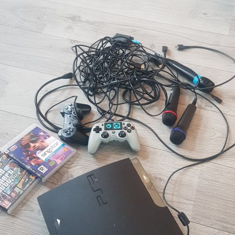 playstation 3 selges med mikrofoner og konsoller samt 2 spill