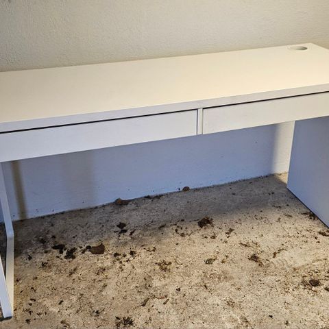 Micke skrivebord fra Ikea