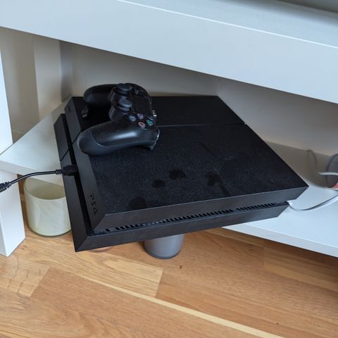 PlayStation 4 - 500 GB, med én kontroller