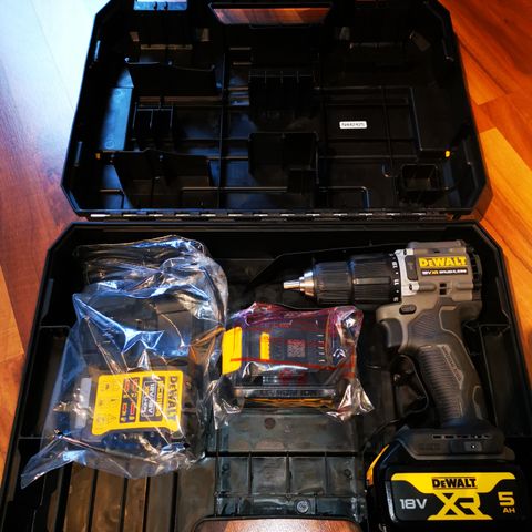 Dewalt 100 års jubileums Drill 2+ 5Ah batterier