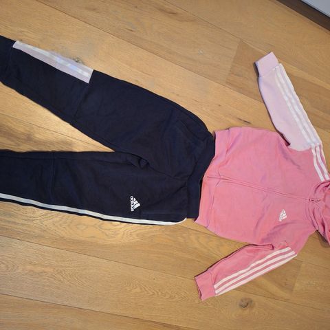 Adidas joggedress str 122