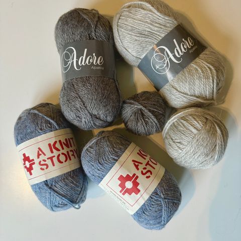 Alpakkagarn Adore og A Knit Story