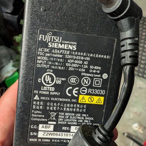 Lader til Fujitsu Siemens selges