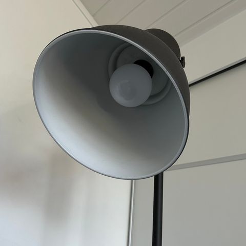 IKEA Hektar Gulvlampe til salgs – Stilren og moderne!