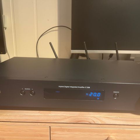 NAD c338 Hybrid digital integrated forsterker