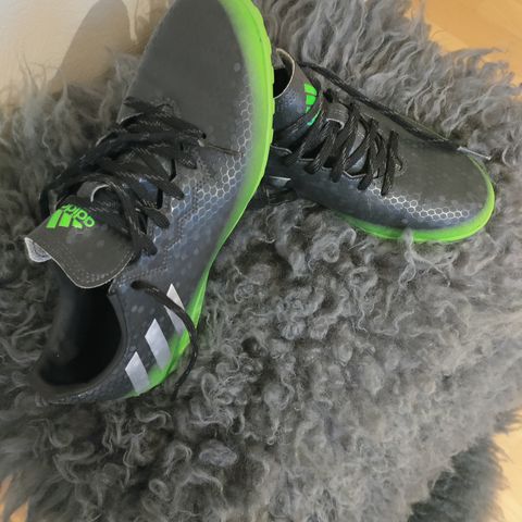 Adidas Messi 16.4 fotballsko for kunstgress