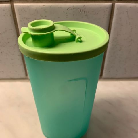 Tupperware flaske med tett lokk