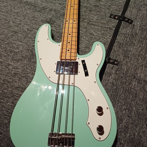 Selger brukt Fender vintera II 70s Telecaster Bass Surf Green