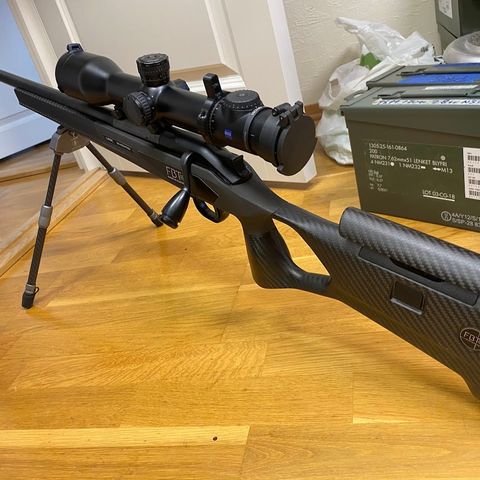 Blaser R8 i 338LM med links FBT karbonskjefte + ladeutstyr og masse ammo