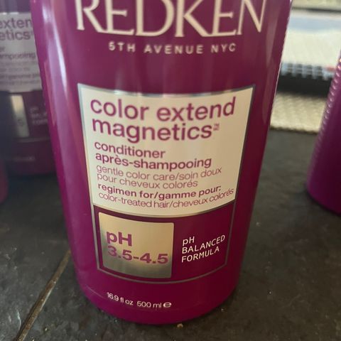 Redken color balsam selges. 2 str..500 ml og 300 ml. Feilkjøp