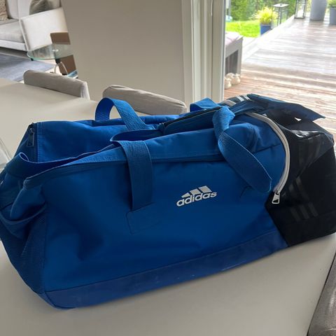 Adidas treningsbag selges.