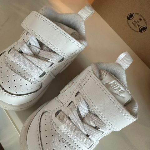 Pent brukt hvite Nike sneakers til baby