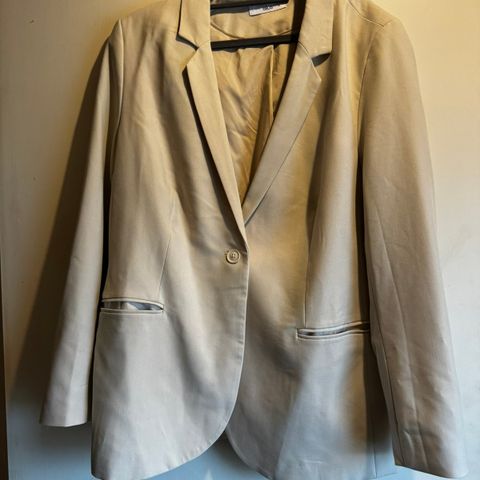 Lys beige blazer i liten str 50♥️