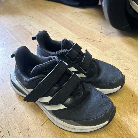 Svarte Adidas joggesko str 36