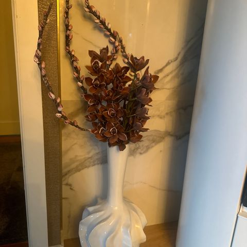 Hvit vase med blomster