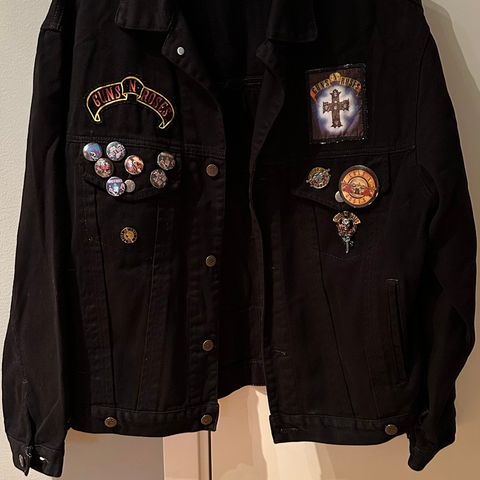 Vintage Olajakke med Guns N’ Roses pins og jakkemerker