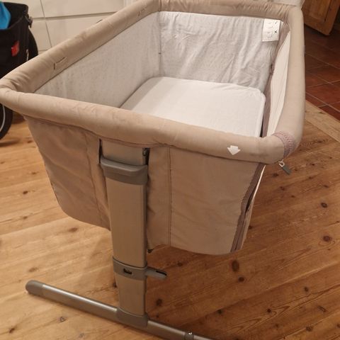 Chicco bedside crib selges