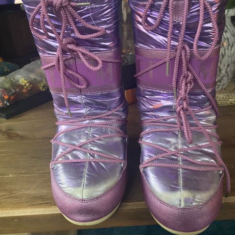 Sko Moon Boots str 35/38, pris 1500kr. Noe slitasje