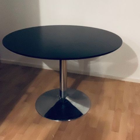 Spisebord med rund sort matt plate og chromesøyle - 110 cm diameter