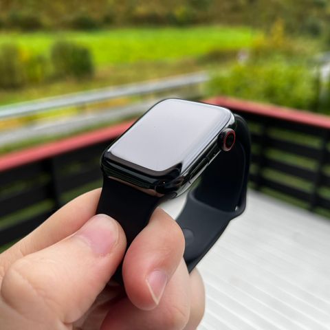 Pent brukt Apple Watch Series 4 i stellarsvart rustfritt stål selges