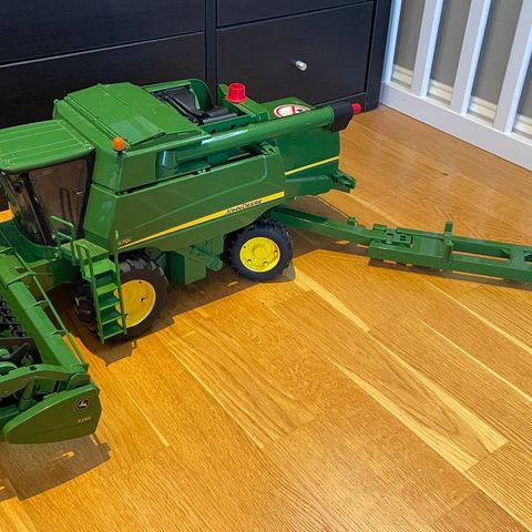 John deer skurtresker.