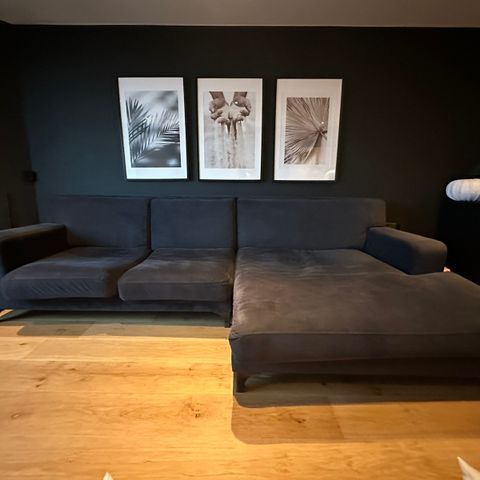 Pen sofa med bred sjeselong