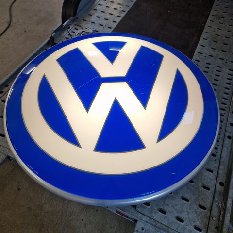 Stort VW skilt med LED