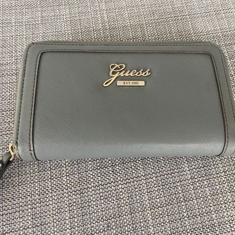 Guess lommebok selges 50kr