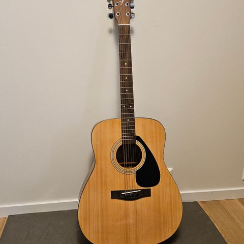 Akustisk gitar Yamaha F310 alt inkludert