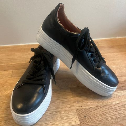 Svarte sneakers med hvit såle i skinn