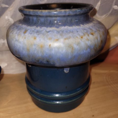 Blå keramikk vase.