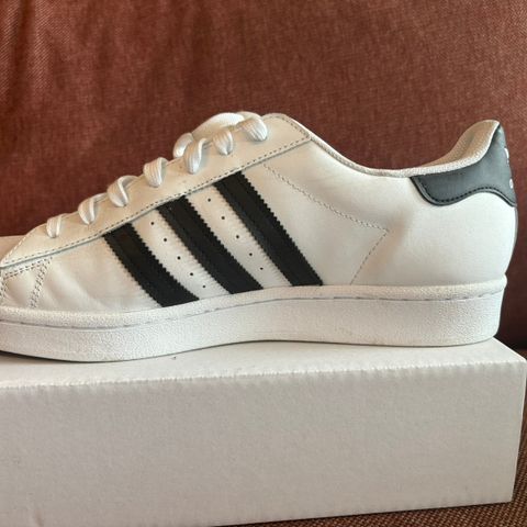 Adidas Superstar Originals i størrelse 44 2/3