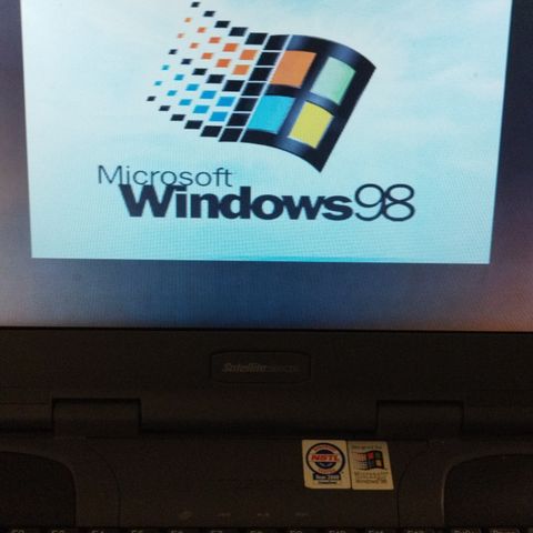 Retro pc Toshiba satellite med Windows 98