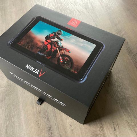 Atomos Ninja V. All tilleggsutstyr som trengs for å bruke følges med!