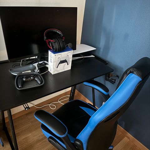 Ps5, Hyperx Headsett, gamingsjerm, gamingstol, Gamingbord og 2kontroll