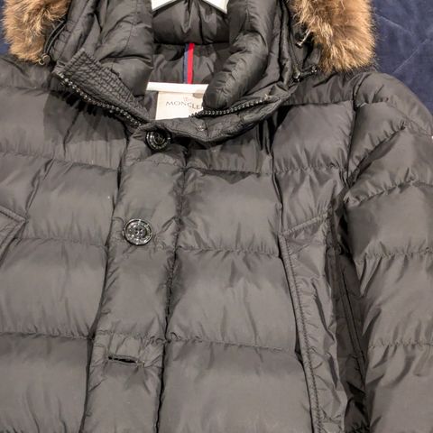 Moncler dunjakke m hette og 2 utenpå lommer m knapper!!