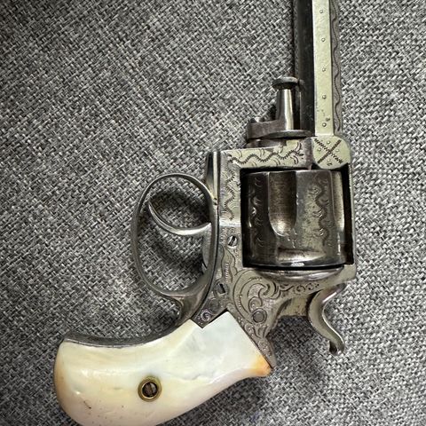 Antikk Bull Dog Revolver 44 kaliber