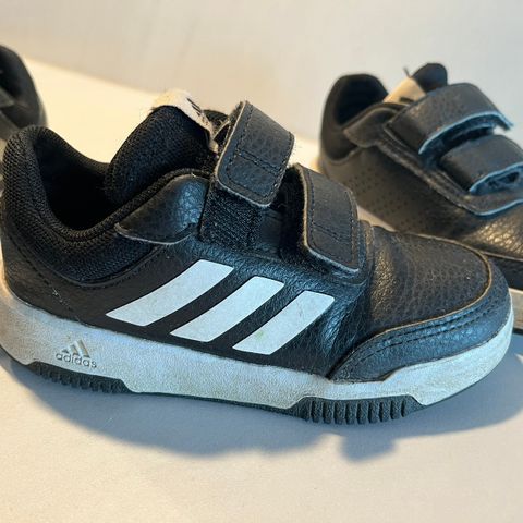 Et eller to par sko Adidas str. 26