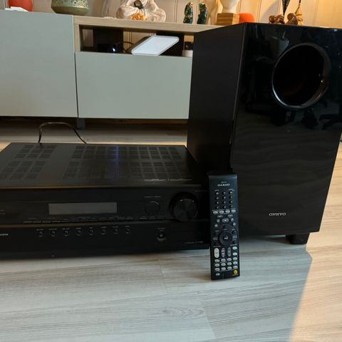 Onkyo HT-R380 receiver. Og Subwoofer SKW-338.