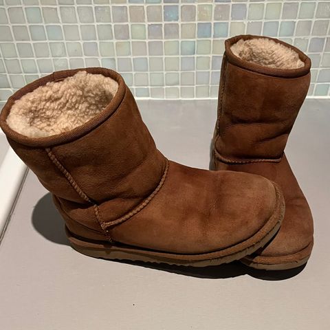 UGGS Classic II