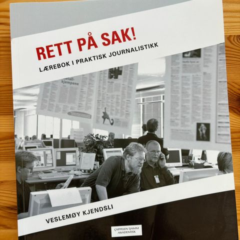 Rett på sak! lærebok i praktisk journalistikk av Veslemøy Kjendsli