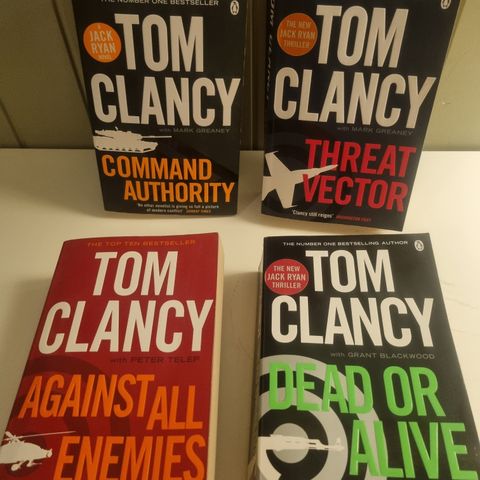 Tom Clancy . Engelsk tekst.  25 kr pr bok