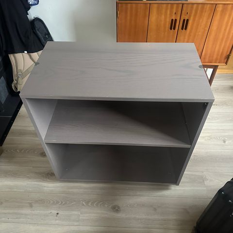 Solid hylle fra Ikea selges