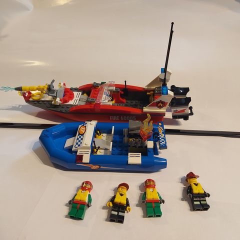 Lego Sett 60005. Brannbåt. Med figurer.