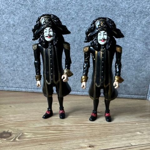 2 store Kaptein Sabeltann figurer (18,5cm)