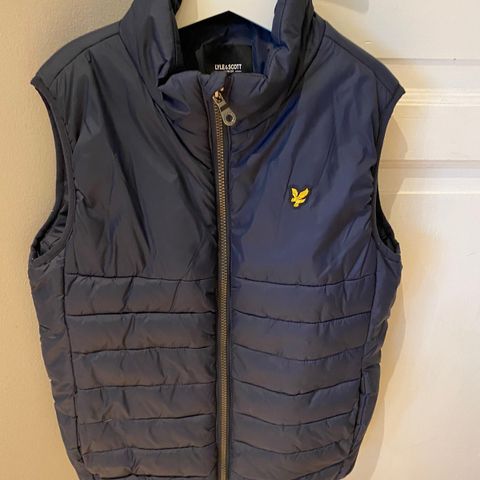 Knallfin lett dunvest fra Lyle & Scott str 152/10-12 år-knallpris!