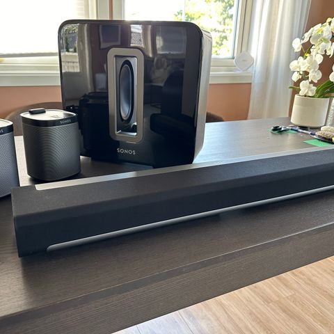 Sonos Playbar, Sonos Sub, Sonos Boost, og 2 Sonos Play:1 GEN 1