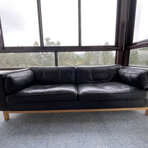 Myk sort klassisk sofa. Puter i skinn, rygg og sider i kvalitet skai.