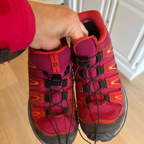 Salomon Goretex tursko str 34 rosa med enkel snøring