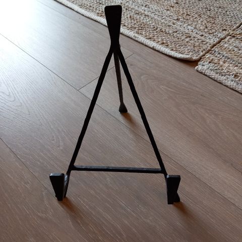 Bokholder/stativ 30 cm høyt.